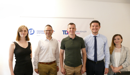 v.l.n.r. Solomiia Khoma, Constantin Groth, Serhii Kuzan, Nils Gründer MdB und Kateryna Matey