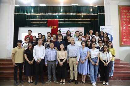 Prof. Dr. Andreas Stoffers (front, fourth from the right) takes group photo with lecturers and class