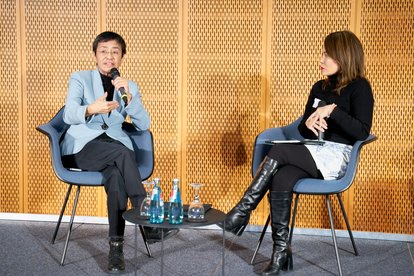 Journalistin Ana P. Santos (links) im Gespräch mit Maria Ressa