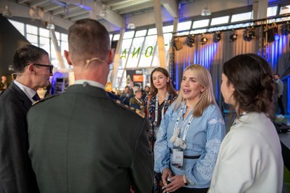 Die Ukrainische liberale Abgeordnete Kira Rudik im Gespräch mit Teilnehmern der Common Effort Konferenz am 29. November 2023 in Hamburg