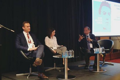 Alexey Navalny auf dem von der Stiftung unterstützte Boris Nemtsov Forum 2019 mit Zhanna Nemtsova und Francis Fukuyama