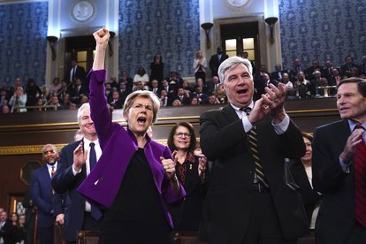 Mit ausgestreckten Armen jubeln die Demokraten nach der State of the Union von Joe Biden