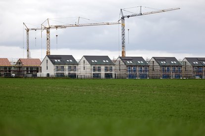 Neubauten auf einem Feld bzw. in einer Neubausiedlung