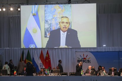 Der argentinische Präsident Alberto Angel Fernandez ist auf einem Bildschirm zu sehen, als er am Donnerstag, den 24. August 2023, in Johannesburg, Südafrika, vor dem 15. BRICS-Gipfel spricht.