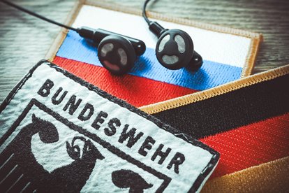 Bundeswehr-Aufnäher und Kopfhörer auf Russland-Fahne, Symbolfoto Taurus-Abhöraffäre