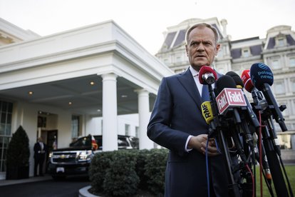 Der polnische Premierminister Donald Tusk spricht während einer Pressekonferenz vor dem Westflügel des Weißen Hauses am 12. März 2024 in Washington