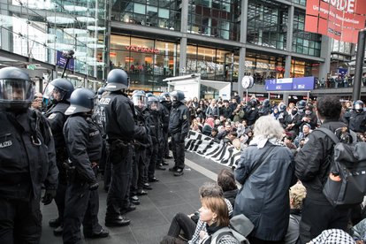 Am 29. März 2024 fand am Berliner Hauptbahnhof eine nicht angemeldete Sitzblockade statt, an der Hunderte von Pro-Palästina-Anhängern teilnahmen.