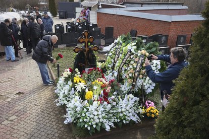 Der Friedensnobelpreisträger Dmitry Muratov legt Blumen am Grab des russischen Oppositionsführers Alexej Nawalny nieder