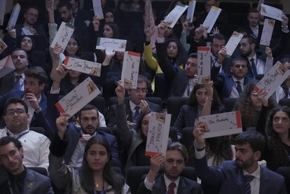 Jugendliche stimmen im Model Youth Parliament ab