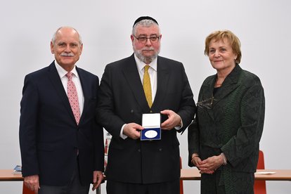 v.li:Dr. Jürgen Linden (Vorsitzender Karlspreis Direktorium),Oberrabbiner Pinchas Goldschmidt und Margrethe Schmeer (Zweite Stellvertreterin der Oberbürgermeisterin) mit dem Mariensiegel bei der Pressekonferenz anlässlich der offiziellen Antragung des Internationalen Karlspreises zu Aachen an Oberrabbiner Pinchas Goldschmidt.