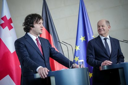 Bundeskanzler Olaf Scholz (r, SPD) und der Ministerpräsident von Georgien, Irakli Kobachidse, geben im Bundeskanzleramt eine Pressekonferenz.