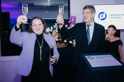 Elisabeth Maigler-Kluesserath, Projektleiterin Zentralamerika, und Prof. Paqué.