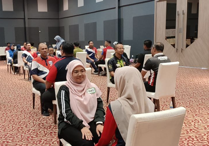 Participants sitting across each other in pairs as part of the "Choice Package" session