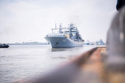 Das Versorgungsschiff Frankfurt am Main verlässt den Militärstützpunkt