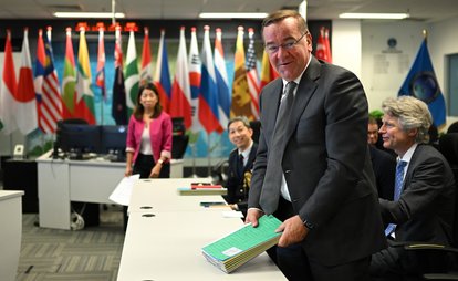 Boris Pistorius (SPD, 2.v.r), Bundesverteidigungsminister, besucht das «Information Fusion Centre» (IFC) und informiert sich über deren Arbeit. Das IFC ist ein regionales Zentrum für den Informationsaustausch im Bereich der maritimen Sicherheit (MARSEC). Pistorius nimmt am asiatischem Sicherheitsforum «Shangri-La-Dialog» teil.