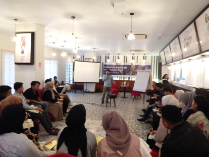 Sukron Hadi (Lead Trainer from INDEKS) giving a presentation to the participants.