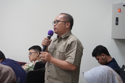 An audience is seen holding a mic. He seems to be asking some questions to the speakers.
