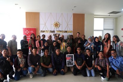 A big group photo of the participants, speakers, and organizers.