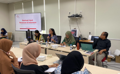 Resource Person Azizah Fauzi is presenting the materials she has prepared to the audience. The other 2 speakers sit on her left and the Emcee on her right.