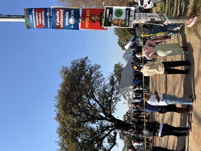 Schlangen am Wahlzelt im Osten von Johannesburg