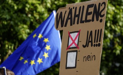 Auf einen Plakat wird zum Wahlgang für Europawahl geworben.