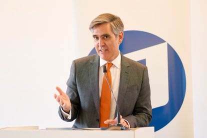 Der argentinische Botschafter S. E. Fernando Brun bei der Veranstaltung „Argentinien unter Milei“.)