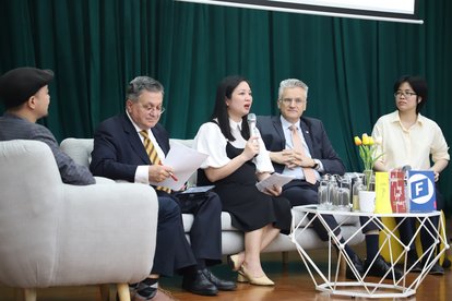 The experts shared their working experiences with the students.