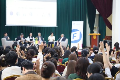 The participants eagerly raised their questions to the panel discussion.