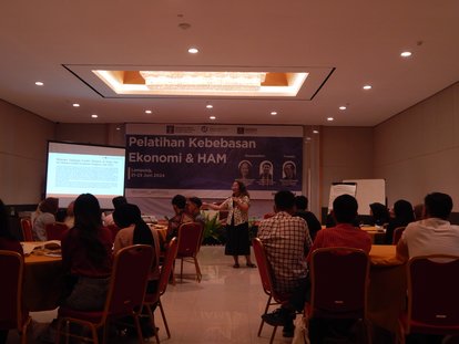 The next speaker/resource person, Adinda Tenriangke Muchtar (Executive Director of The Indonesian Institute) presenting her findings titled "Dunia dalam Perspektif Kebebasan Ekonomi (The World in the Perspective of Economic Freedom)".