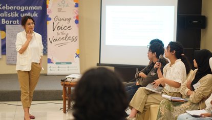 Interactive discussion between workshop participants and the author of 'Bukan Perawan Maria' and former Tempo journalist, Feby Indirani (8/6)