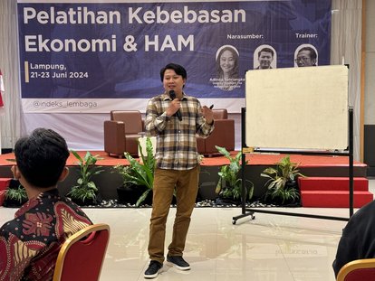The next speaker/resource person, Sukron Hadi (Author of "Kebebasan Ekonomi dan Hak Asasi Manusia (Economic Freedom and Human Rights")) presenting explanations of "Kebebasan Ekonomi sebagai Hak Asasi Manusia (Economic Freedom as Human Rights)""