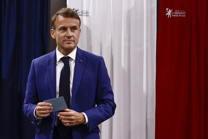 Der französische Präsident Emmanuel Macron verlässt die Wahlkabine