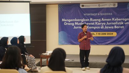 Saiful Mujani Research &amp; Consulting (SMRC)'s Program Manager, Saidiman Ahmad, at the SEJUK-FNF workshop for West Java student press in Bandung (7/6).