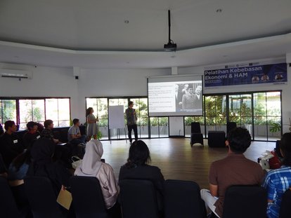 Berdiri, dari kiri ke kanan, Ganes Woro Retnani (Program Officer FNF Indonesia) and Dr. Stefan Diederich (Project Director FNF Indonesia)