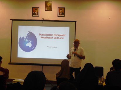 Narasumber II: Poltak Hotradero (Ekonom Senior/Penasihat Bisnis Bursa Efek Indonesia) memberikan materi tentang "Dunia dalam Perspektif Kebebasan Ekonomi".