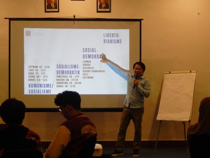 Narasumber III: Sukron Hadi (Penulis Buku Kebebasan Ekonomi dan Hak Asasi Manusia) memberikan materi tentang "Kebebasan Ekonomi sebagai Hak Asasi Manusia"