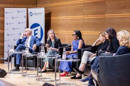 v.l.n.r.: Ghazi Ben Ahmed, PhD, Mediterranean Development Initiative (MDI), Tunisia; Nino Kalandadze, Executive Director, Center for European Studies and Civic Education, Former Deputy Minister of Foreign Affairs, Georgia; Queenin Masuabi, Senior Political Reporter, Daily Maverick, South Africa; Vivian Schiller, Executive Director, Aspen Digital, USA und Nicola Schmidt, Executive Director, Democracy Reporting International.