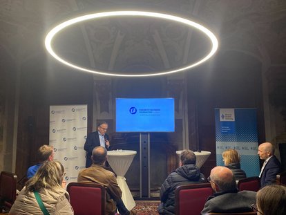 Dr_Borek_Severa_erster_Proektleiter_Vortrag_über_die_Geschichte_der_FNF_Prag