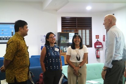 Representatives of CIPS in a casual discussion with Moritz Kleine-Brockhoff.