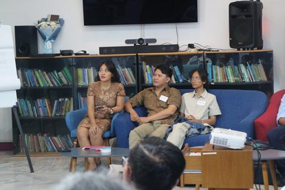 Ganes Woro Retnani (Program Officer, FNF Indonesia) sat next to Representatives of INDEKS. They seemed to be focusing on the presentation in front of them.