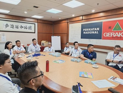 GERAKAN Party welcomes FNF to their secretariat to introduce the SIM Democracy game.