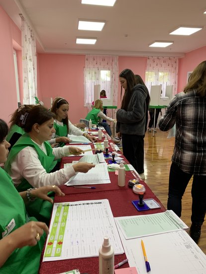 Wahlen am 26.10.24 in georgischer Provinz, von Hand. Für über 10% der Wahllokale reichten die gekauften Wahlmaschinen nicht.
