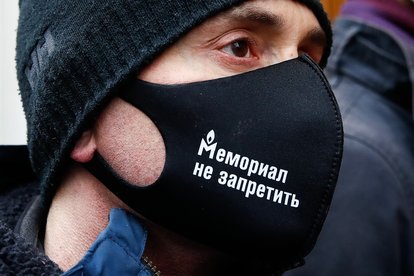 Ein Mann trägt eine Gesichtsmaske mit der Aufschrift „You can't ban Memorial“ vor dem Obersten Gerichtshof der Russischen Föderation.
