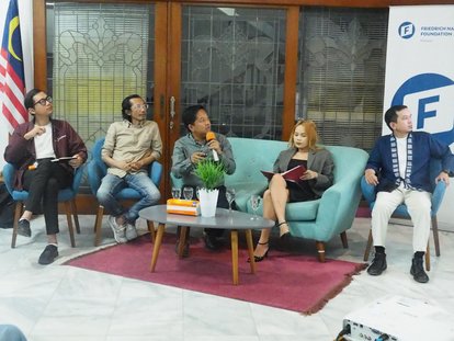 Dari kiri ke kanan: Hafizh Nabiyyin (SAFEnet, moderator), Nanang Sunandar (INDEKS, pembicara), Saidiman Ahmad (Saiful Mujani Research and Consulting, pembicara), Raina Salsabil (Students for Liberty Indonesia, pembicara), Dimas Saudian (Direktorat Jenderal HAM, pembicara).