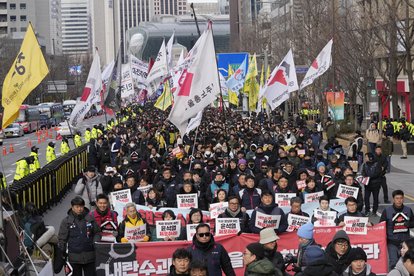 Demonstranten marschieren nach einer Kundgebung, bei der die Amtsenthebung des südkoreanischen Präsidenten Yoon Suk Yeol gefordert wurde, zum Präsidialamt in Seoul, Südkorea,