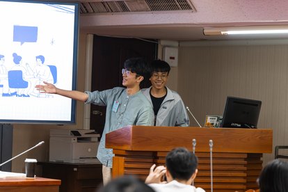 © 臺灣青年民主協會&amp;FNF 參與者正在運用投影片展示他們對立委質詢問題的說明