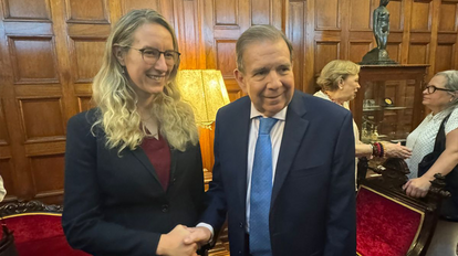 Niome Sonja Hüneke-Brown, directora de proyectos FNF y Edmundo González