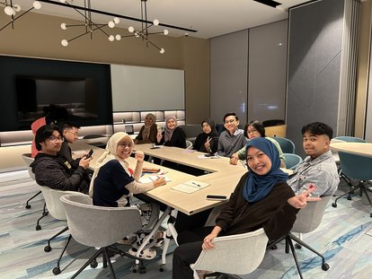 The Kerajaan (Government) group preparing for the debate.