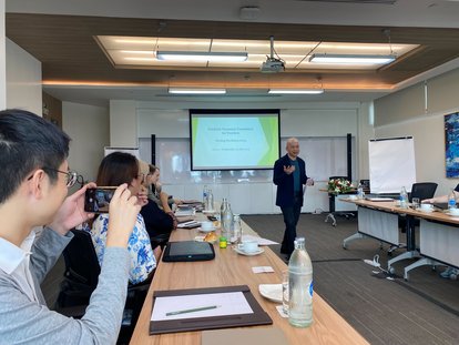Khun Sinfah Tunsarawuth (in a suit) guiding the writing workshop