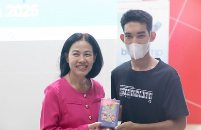 Dr. Pimrapaat, FNF Thailand's representative, giving out media literacy card game.